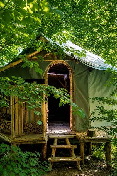 Jurtenbau und handwerkliches Arbeiten im Autarkie-Kurs Into the wild